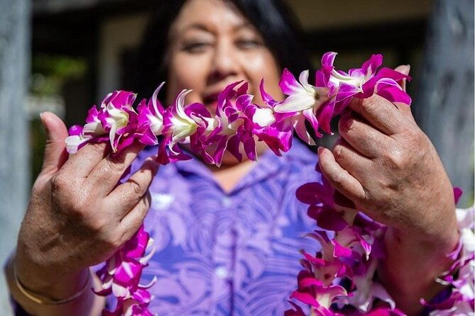 traditional-airport-lei-greeting-on-kahului-maui