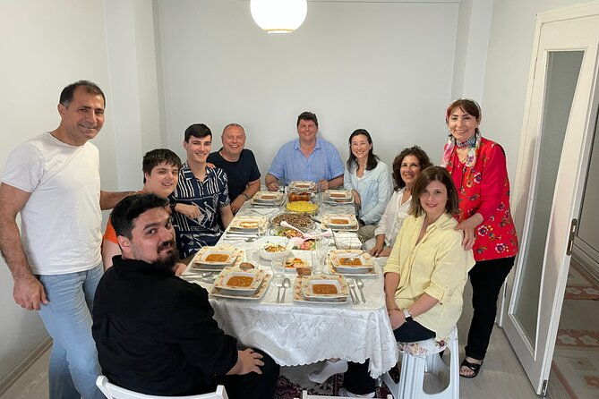 traditional-family-dinner-in-istanbul-with-with-eastern-family