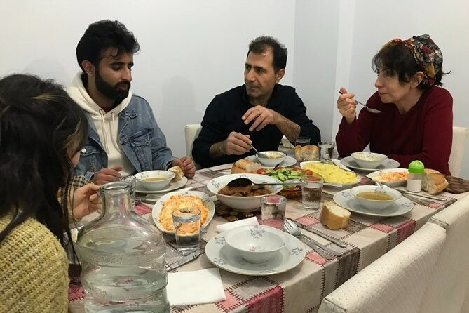 traditional-family-dinner-in-istanbul-with-with-eastern-family