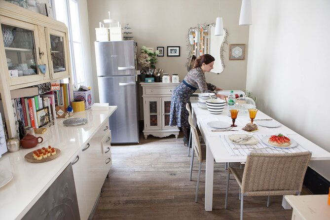 traditional-french-souffle-cooking-class-in-paris-in-a-local-home