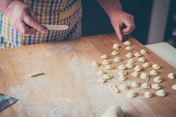 traditional-home-cooking-in-modenatagliatelle-tortelloni-wine-2