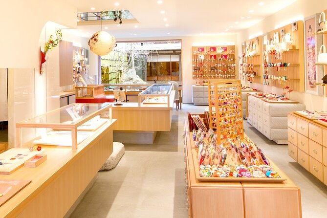 traditional-japanese-kanzashi-making-experience-in-kyoto