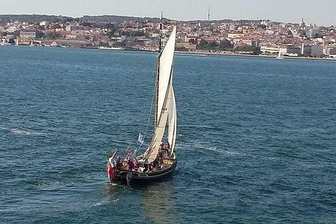 traditional-lisbon-boat-experience-exclusive