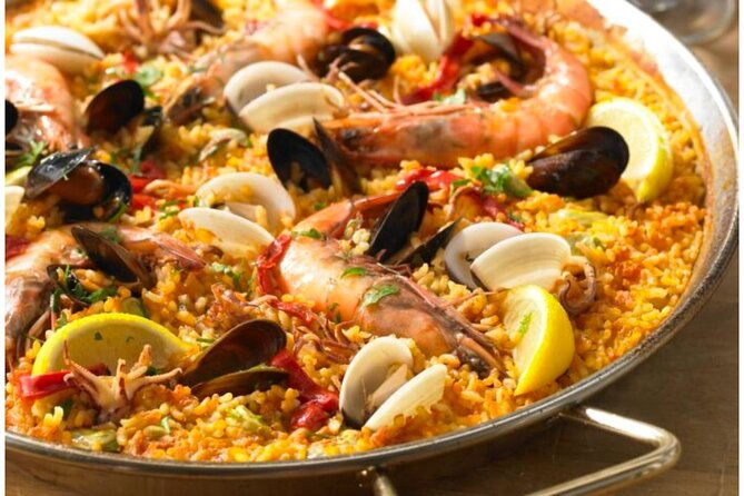 traditional-paella-sangria-workshop-spanish-meal-in-madrid