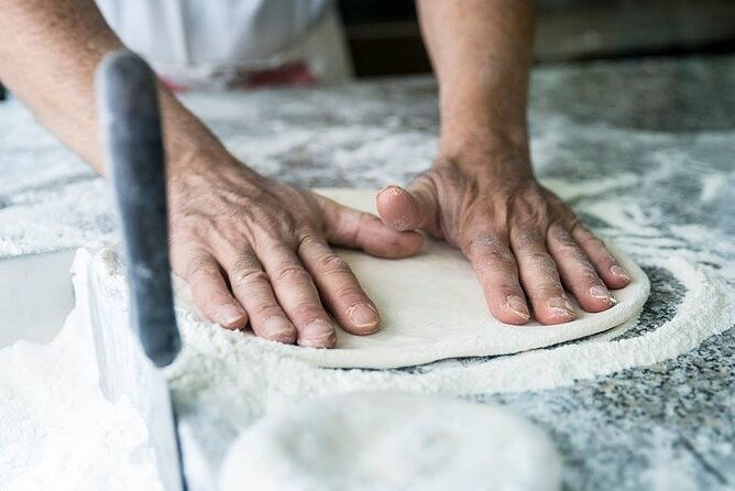 traditional-pizza-class-in-naples-pizza-maker-for-a-day