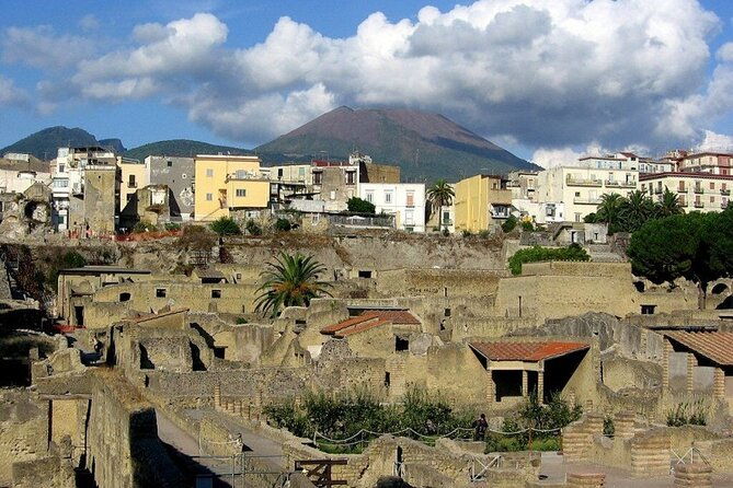 tramway-naples-transfer-to-herculaneum-ruins-vesuvius