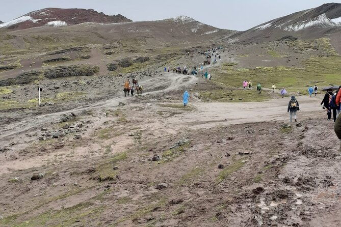 trek-through-the-mountain-of-colors-vincunca-cusco