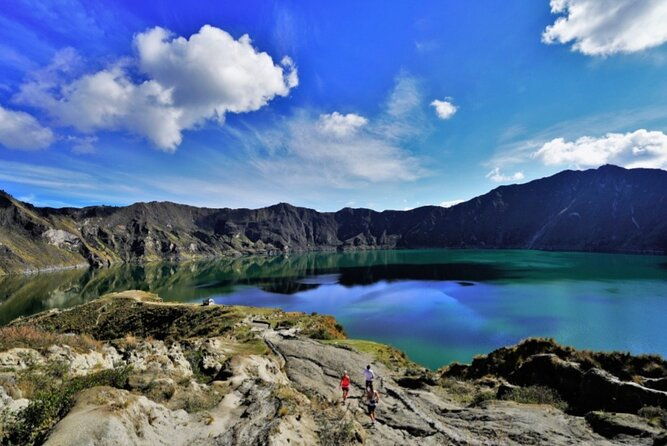 trekking-the-quilotoa-crater-lake