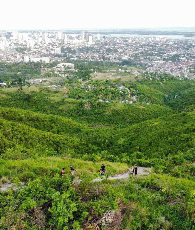 trekking-to-see-the-beautiful-view-of-cebu-city