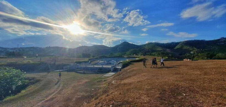 trekking-to-see-the-beautiful-view-of-cebu-city