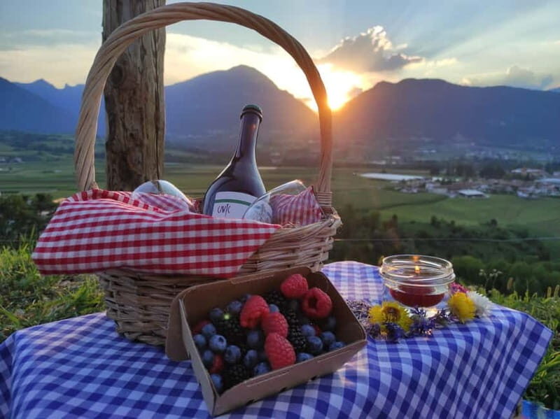 Trentino Agriconda: picnic al tramonto cesto Maserac - The Sunset: A Moment of Magic