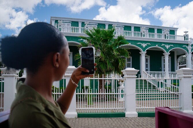 trolley-train-city-centre-in-curacao
