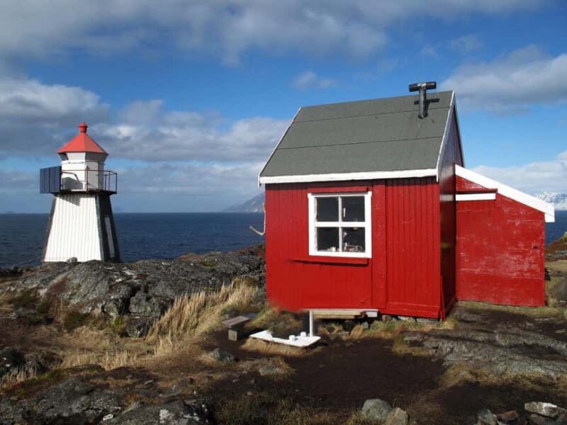 Tromsø: Lyngstuva Lighthouse Guided Hike with Lunch - Key Points