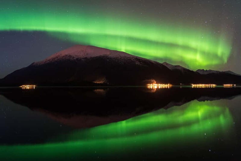 Tromsø: Northern Lights Hunt with Professional Photographer in Spanish - Authentic Arctic Experience