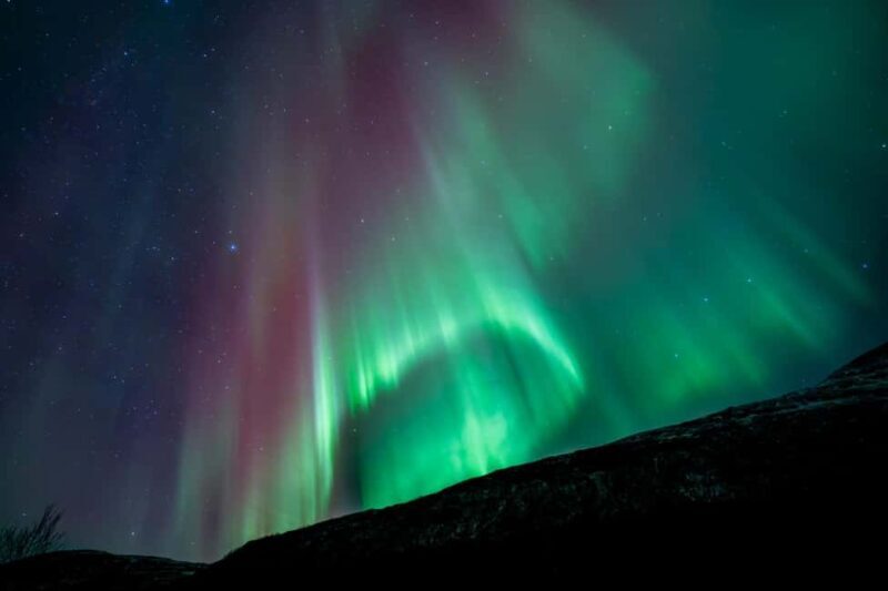 Tromsø: Northern lights in a minibus, including photos and a warm meal! - The Sum Up