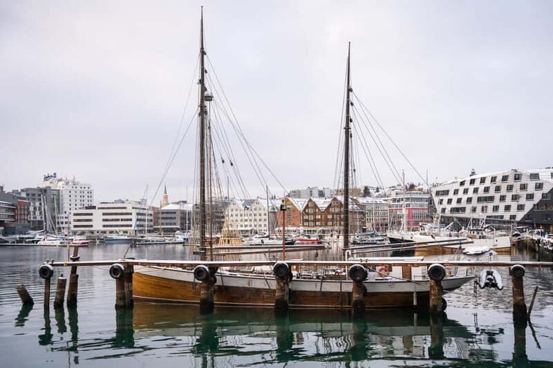 Tromsø: Spanish tour of the historic center and the Polar Museum - Personal Touch and Storytelling Style  
