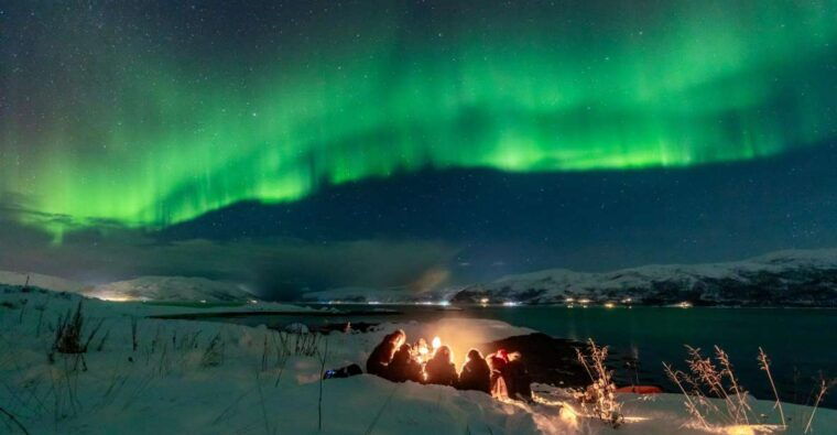tromsonorthern-lights-minibus-with-photos-dinner-warm-suits