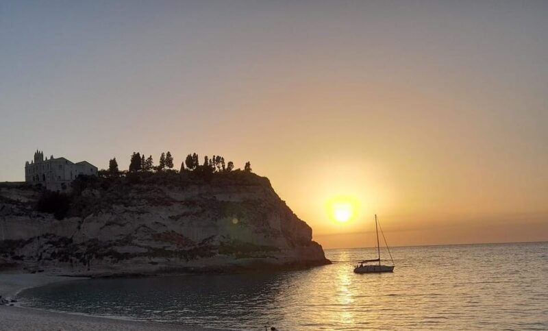 tropea-sunset-aperitif-on-a-sailing-boat