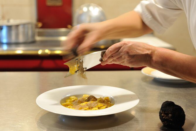 Truffle hunting and lunch experience in a restaurant - Authenticity and the Guide’s Expertise