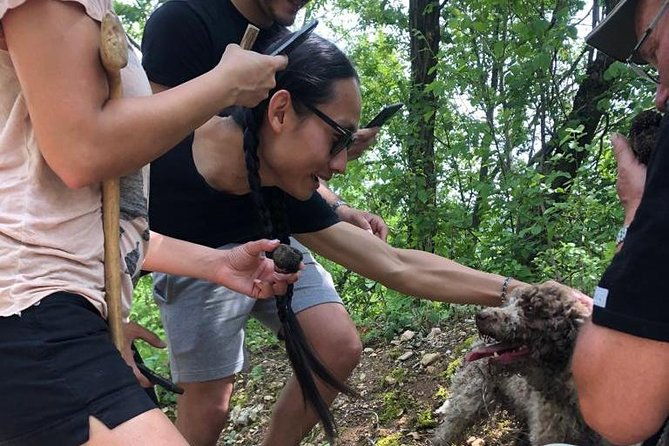 truffle-hunting-with-wine-tasting