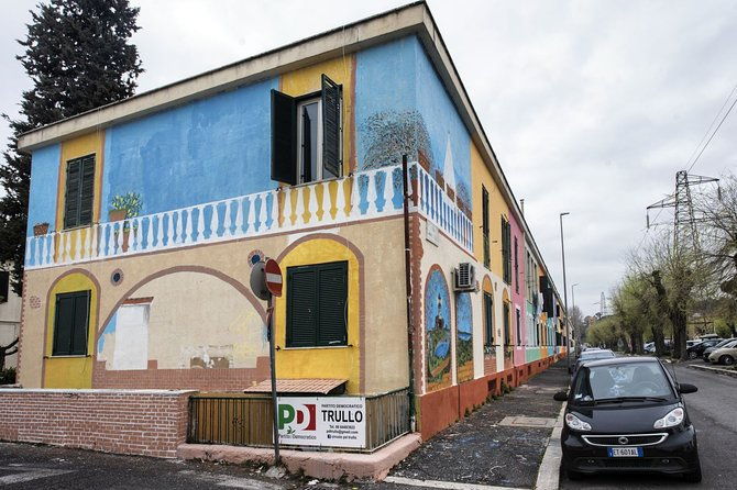 trullo-photo-tour-popular-art-and-poetry-on-the-walls-of-a-neighborhood