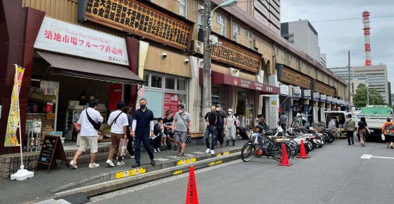 tsukiji-outer-market-walking-tour-sake-tasting-experience