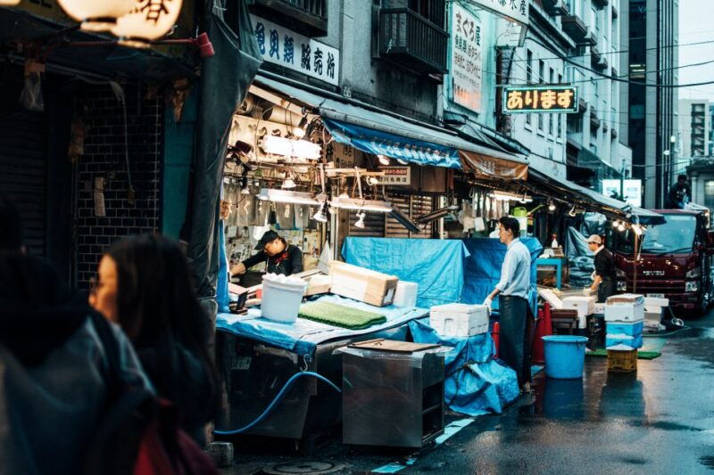 tsukiji-outer-market-walking-tour-sake-tasting-experience
