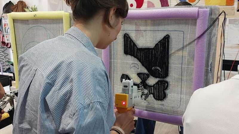 TUFTING: Learn how to make a rug during a fun class in Valencia. - Key Points