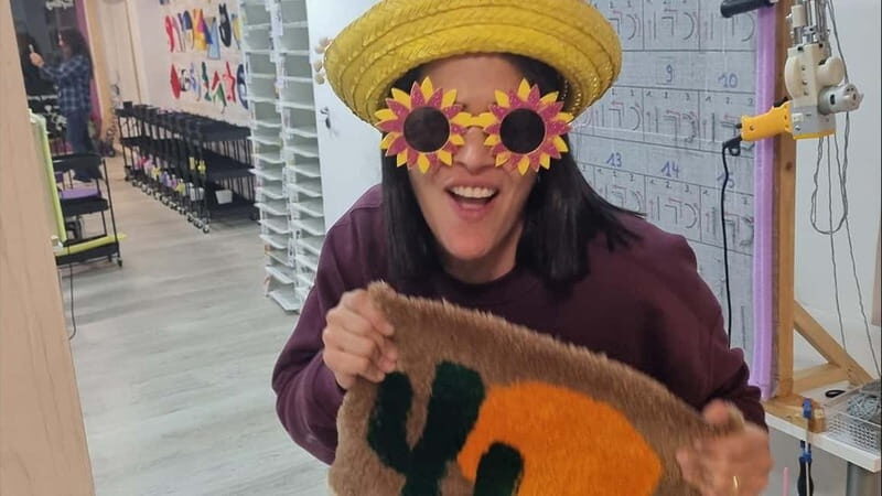 TUFTING: Learn how to make a rug during a fun class in Valencia. - Why the Unlimited Drinks & Snacks Matter
