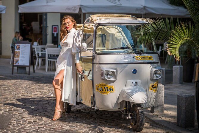 tuk-tuk-bucharest-romantic-tour-minibar-included