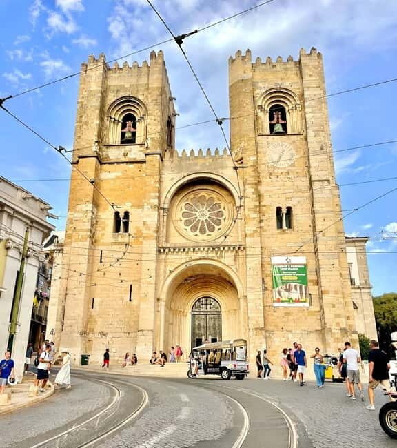 Tuk-Tuk sightseeing in lisbon(Old town) - Highlights of the Tour