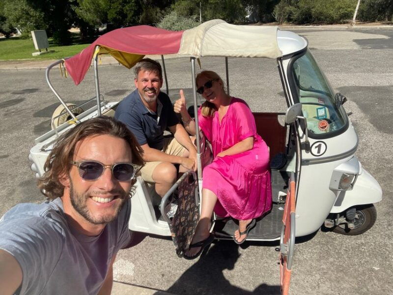 tuktuk-tour-in-lisbon-viewpoints-street-art-churches