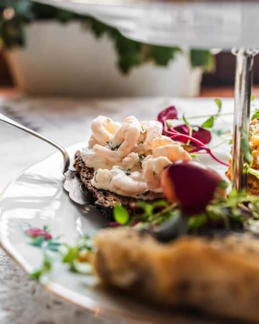 Turku: Afternoon Tea and Guided Walking and Boating Tour - The Afternoon Tea at Café Qwensel