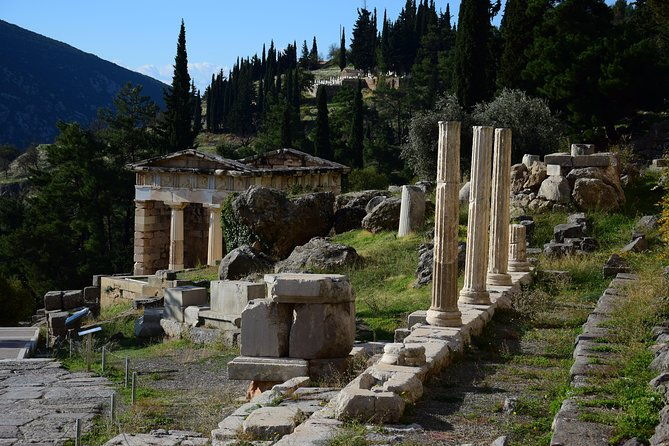 two-day-trip-from-athens-to-delphi-and-meteora
