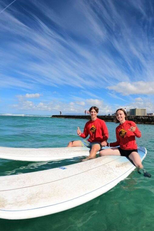 two-students-to-one-instructor-surfing-lesson-in-waikiki