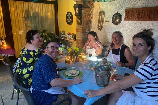 typical-tuscan-family-dinner-in-a-villa-near-cortona
