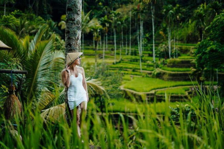 ubud-bali-swing-hidden-waterfall-with-personal-photographer