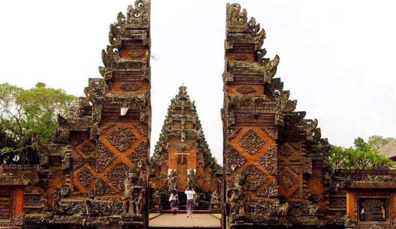 ubud-barong-and-keris-dance-batuan-temple-and-waterfall