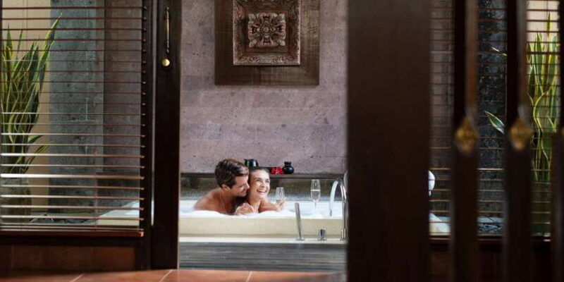 ubud-couple-spa-treatment-with-bath-ritual-sparkling-wine