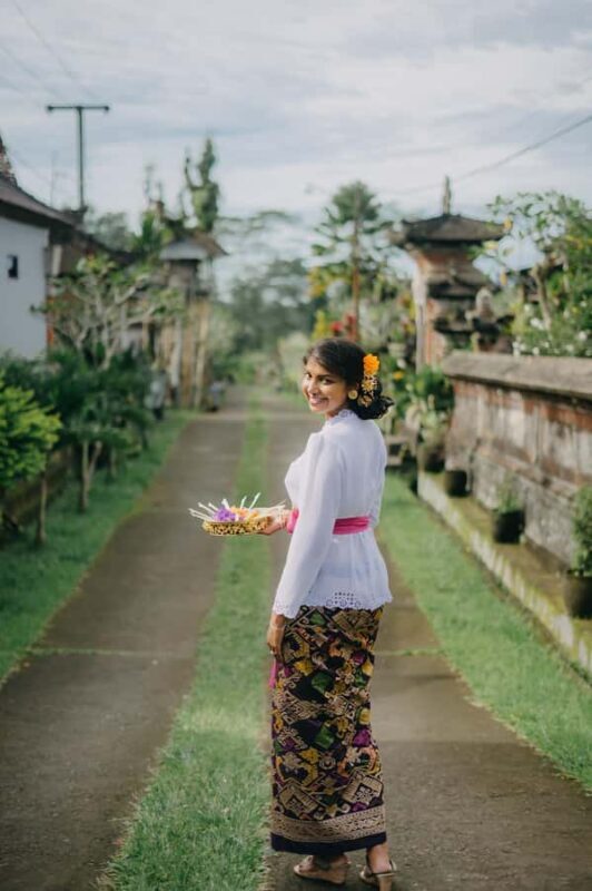 Ubud: Delodsema Traditional Village with Balinese Costume - The Photos and Keepsakes