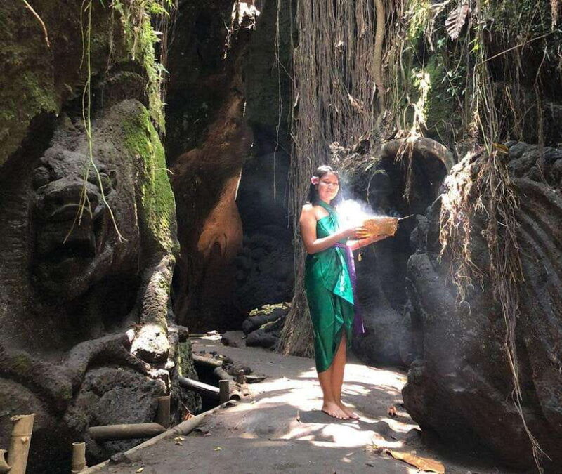 ubud-griya-beji-waterfalls-purification-ceremony