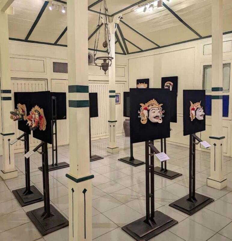 Ubud: Mask Museum, Heritage Homes, and Waterfall Tour - Master Artisans at Work