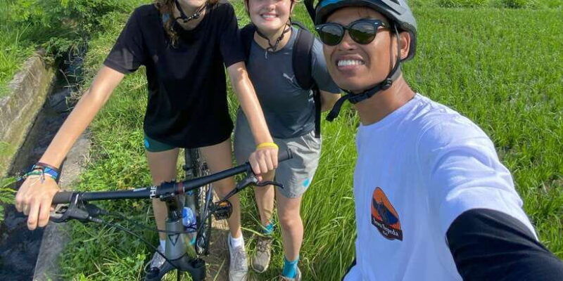 ubud-private-bike-tour-inside-rice-field-with-meal-pool