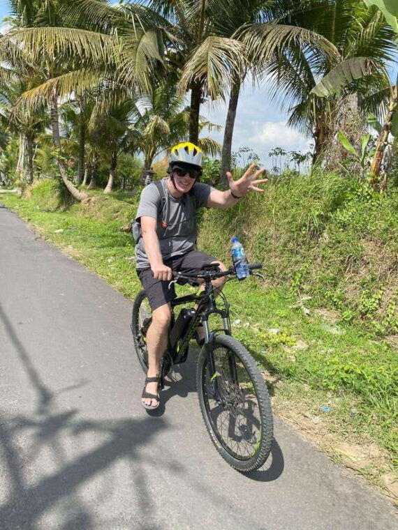 ubud-private-e-bike-tour-inside-rice-field-with-meal-pool