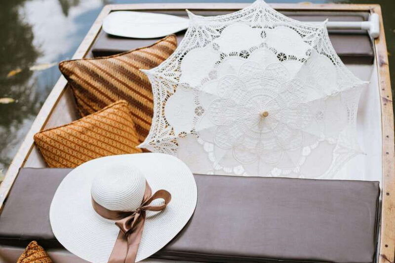 ubud-romantic-picnic-on-a-wooden-boat-with-sparkling-wine-2