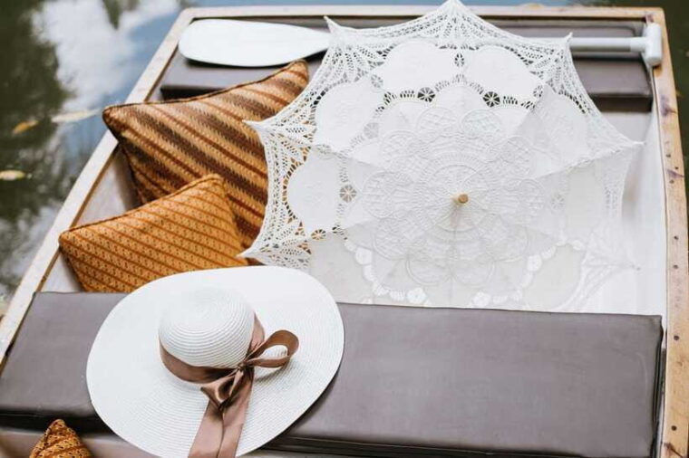 ubud-romantic-picnic-on-a-wooden-boat-with-sparkling-wine-2