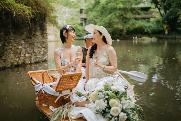 ubud-romantic-picnic-on-a-wooden-boat-with-sparkling-wine-2