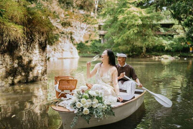 ubud-romantic-picnic-on-a-wooden-boat-with-sparkling-wine