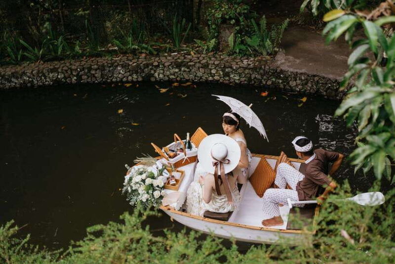 ubud-romantic-picnic-on-a-wooden-boat-with-sparkling-wine