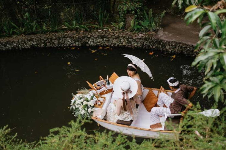 ubud-romantic-picnic-on-a-wooden-boat-with-sparkling-wine